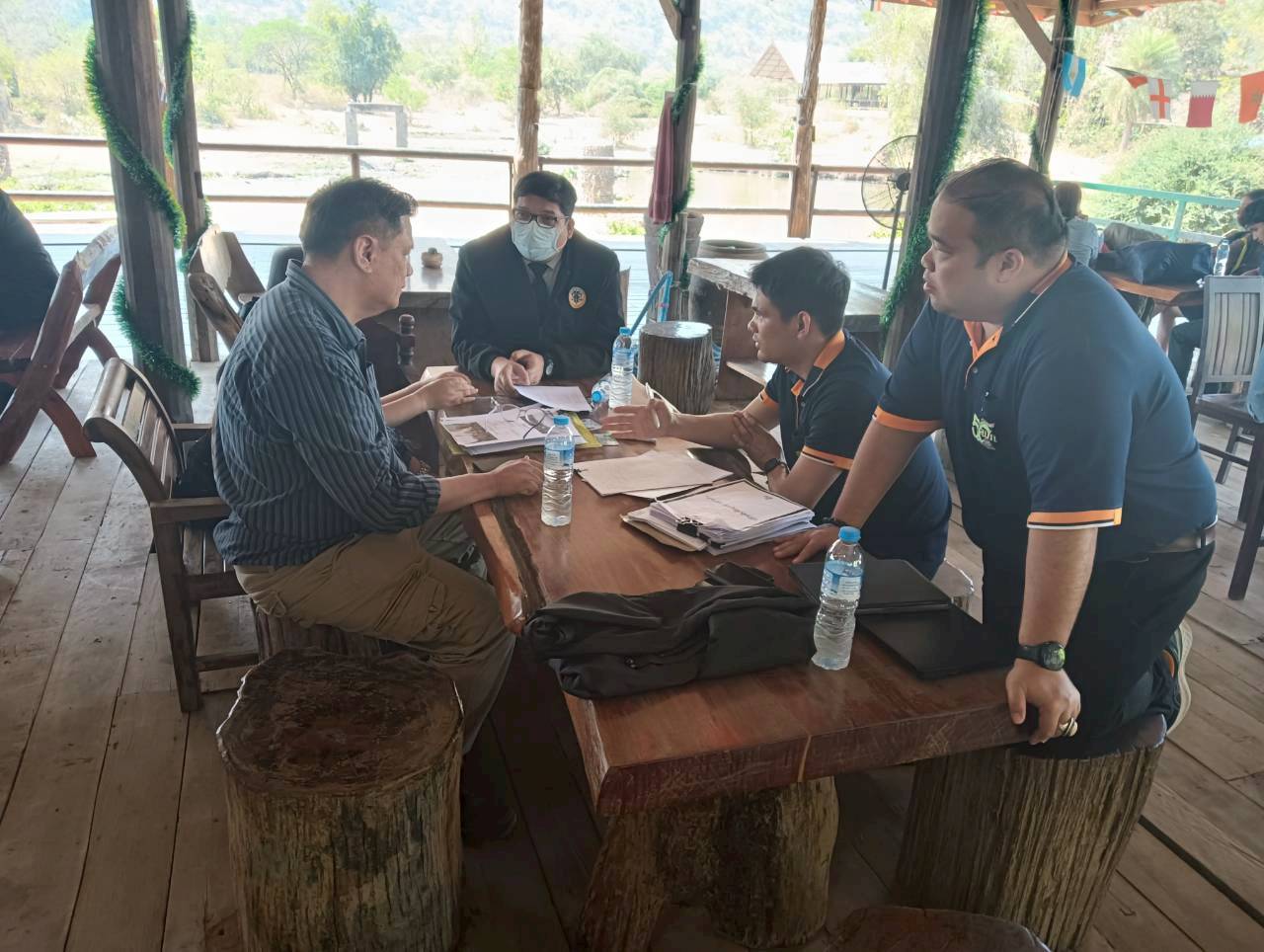 title - สำนักกฎหมาย มอบหมายเจ้าหน้าที่ให้การสนับสนุนข้อมูลและให้คำปรึกษาด้านกฎหมายและแนวทางปฏิบัติกรณีร้องขอความเป็นธรรมในพื้นที่เขตปฏิรูปที่ดินจังหวัดกาญจนบุรี